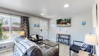 7020 Avrum Dr in Denver, CO - Foto de edificio - Building Photo