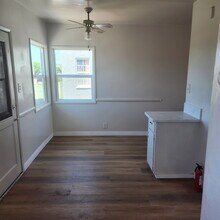 1414 W 94th Pl, Unit half in Los Angeles, CA - Building Photo - Building Photo