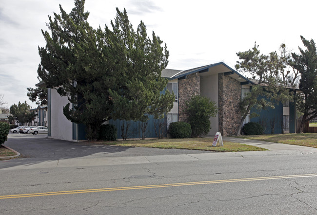 Gas Light Towers in Sacramento, CA - Foto de edificio - Building Photo