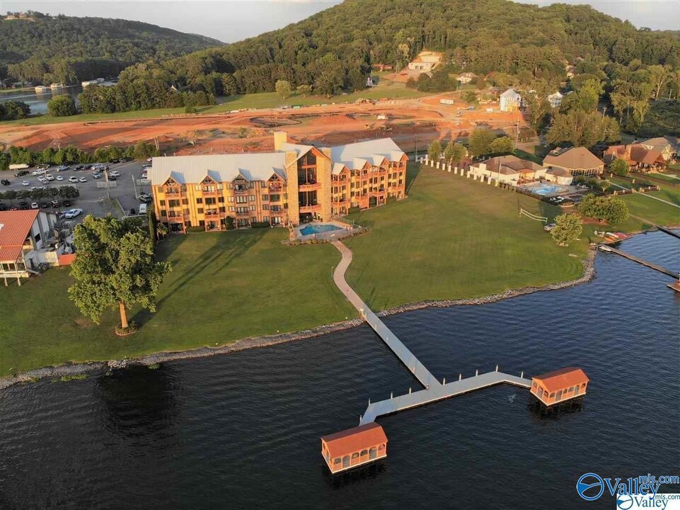 7036 Val Monte Dr in Guntersville, AL - Foto de edificio