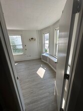 48 Third St, Unit 1 in Auburn, ME - Foto de edificio - Building Photo