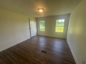 1117 W Main St in Portland, TN - Building Photo - Building Photo