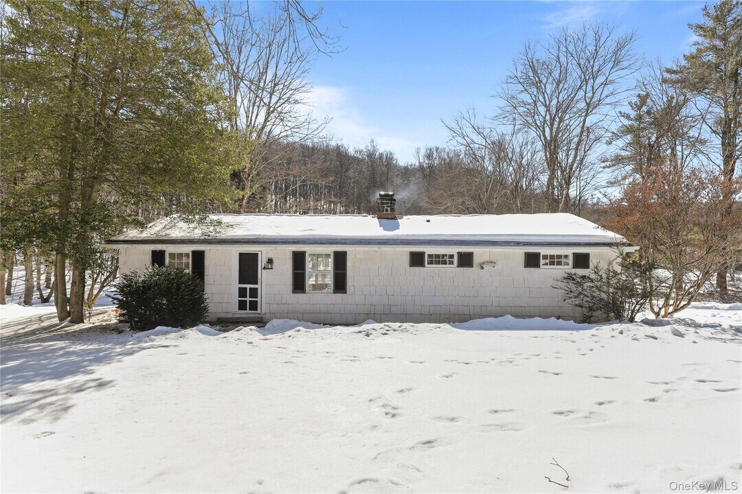 100 Upper Shad Rd in Pound Ridge, NY - Building Photo