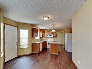 494 Lockmead Dr in Pataskala, OH - Foto de edificio - Building Photo