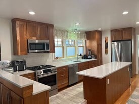 8 Goodman Rd, Unit 1 in Cambridge, MA - Building Photo