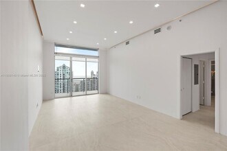 335 S Biscayne Blvd in Miami, FL - Building Photo - Building Photo