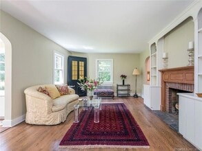 33 Washington Ave in Woodbury, CT - Foto de edificio - Building Photo