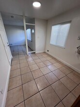 5932-5934 Clover Manor Way in Sacramento, CA - Building Photo - Building Photo