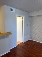 9809 Walnut St, Unit e302 in Dallas, TX - Building Photo - Building Photo