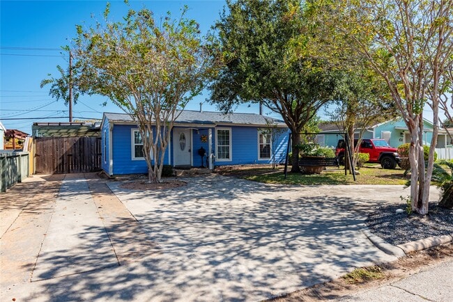 1310 Harris Way in Galveston, TX - Building Photo - Building Photo