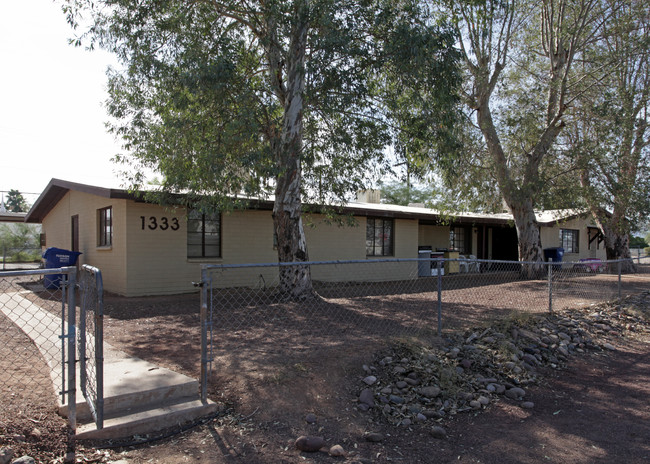 1325-1333 W Navajo St in Tucson, AZ - Foto de edificio - Building Photo