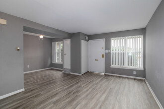 Franklin Square Townhomes in Philadelphia, PA - Building Photo - Interior Photo