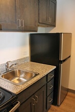 Columbine Towers in Denver, CO - Foto de edificio - Building Photo