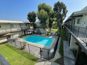 Villa Monterey Apartments in Baldwin Park, CA - Foto de edificio - Building Photo