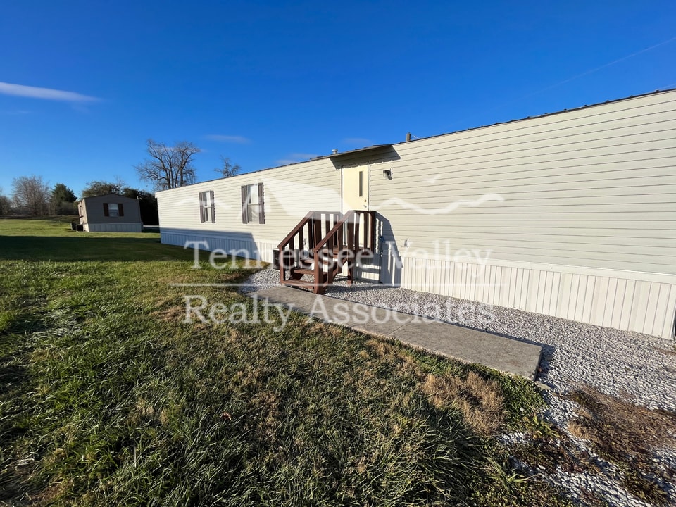 2248 Knoxville Hwy in Wartburg, TN - Building Photo