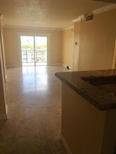 8101 Crespi Blvd-Unit -504 in Miami Beach, FL - Foto de edificio - Building Photo