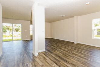 1831 SE Airoso Blvd in Port St. Lucie, FL - Foto de edificio - Building Photo