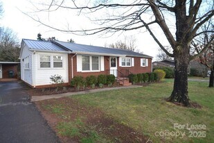 2037 N Deal Ave in Newton, NC - Building Photo