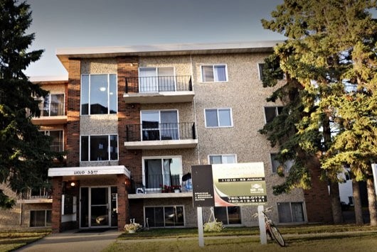 Pleasantview Apartments in Edmonton, AB - Building Photo