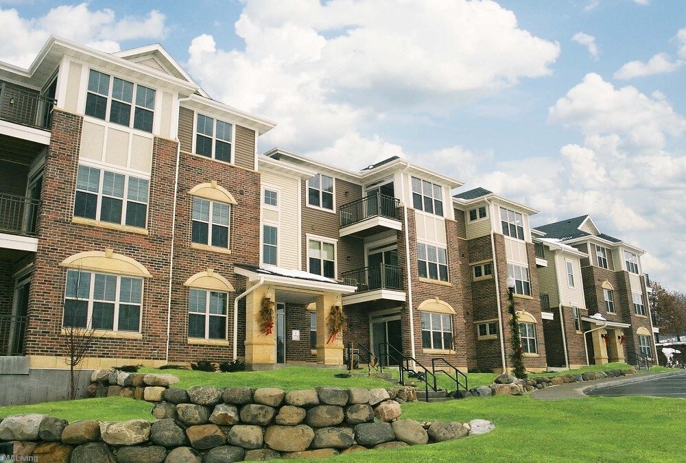 Drumlin Towers in Cottage Grove, WI - Foto de edificio