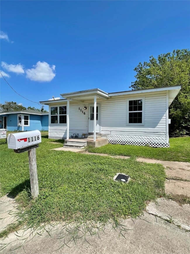 1116 W 9th St in Freeport, TX - Building Photo - Building Photo