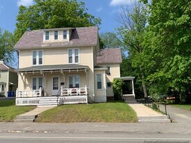 137 Merriam Ave, Unit 2 in Leominster, MA - Building Photo