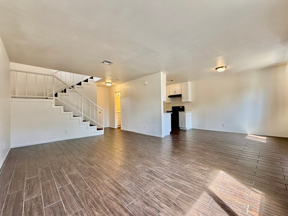 38011 20th St E in Palmdale, CA - Building Photo