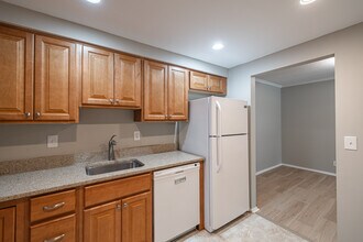 7651 Tremayne Pl, Unit 303 in McLean, VA - Building Photo - Building Photo