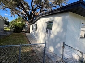 712 Camellia Dr in North Fort Myers, FL - Building Photo