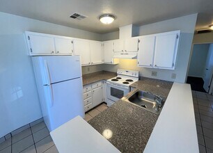 1108 Porter Avenue in Stockton, CA - Foto de edificio - Interior Photo