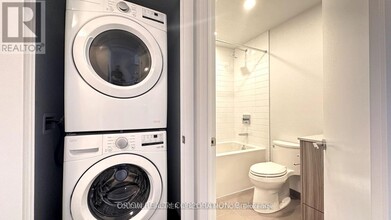 430-3430 Square One Dr in Mississauga, ON - Building Photo - Building Photo