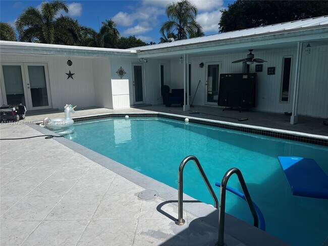 8435 SW 156th St in Palmetto Bay, FL - Building Photo - Building Photo