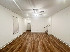 7711 Briarwood Pass-Unit -Unit 102 in San Antonio, TX - Foto de edificio - Building Photo