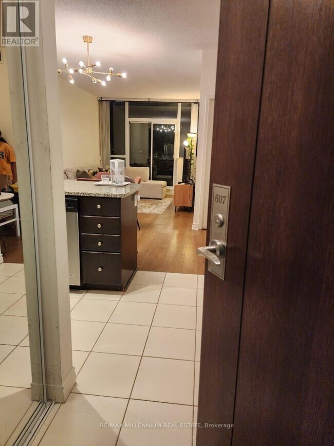 339 Rathburn Rd W in Mississauga, ON - Building Photo - Building Photo