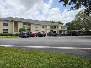 605 Squire Cir, Unit 20-106 in Naples, FL - Building Photo - Building Photo