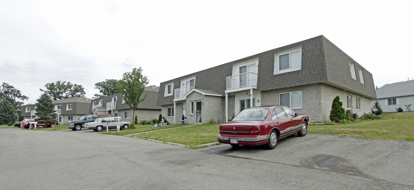 Oakridge Condo Apartments in Darien, WI - Foto de edificio