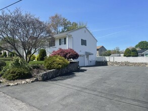 5 Pine Crest Dr in Johnston, RI - Building Photo - Building Photo