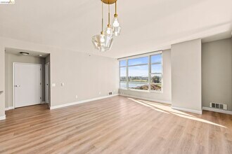 1 Lakeside Dr in Oakland, CA - Foto de edificio - Building Photo