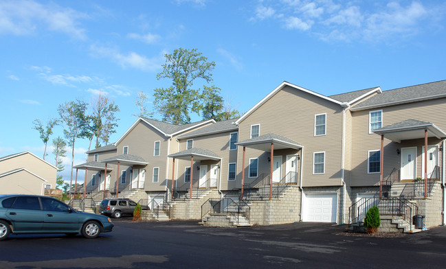 Carrollwood Village in Erie, PA - Foto de edificio - Building Photo