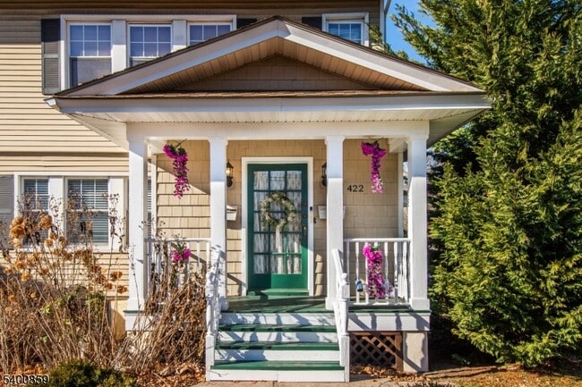 422 Valley Rd in Montclair, NJ - Building Photo - Building Photo