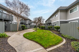 WESTWOOD VILLAGE in Manteca, CA - Foto de edificio - Building Photo