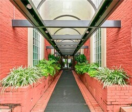 2840 Peachtree Rd NW, Unit 312 in Atlanta, GA - Foto de edificio - Building Photo