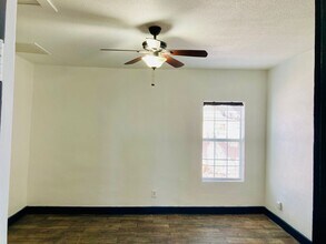 104 E Waco St in Marfa, TX - Foto de edificio - Building Photo