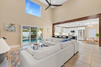 523 103rd Ave N in Naples, FL - Foto de edificio - Building Photo