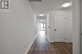 2075 Lakeshore Rd. in Burlington, ON - Building Photo - Building Photo