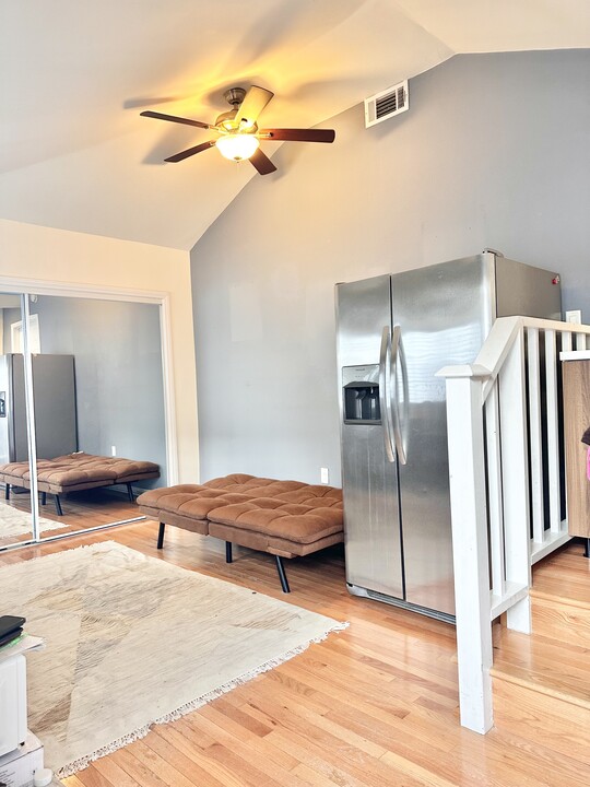 17507 Emelita St, Unit Studio1 in Encino, CA - Building Photo
