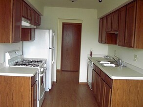 2008 MacArthur Rd, Unit Unit D in Waukesha, WI - Building Photo - Building Photo