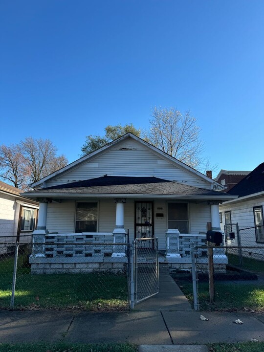 915 N Warman Ave in Indianapolis, IN - Foto de edificio