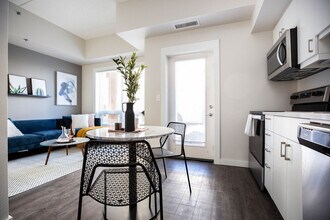 Bison Pointe in Winnipeg, MB - Foto de edificio - Building Photo