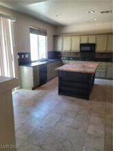 1700 Ravanusa Dr in Henderson, NV - Foto de edificio - Building Photo